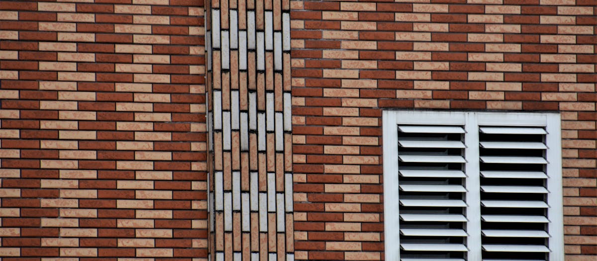 Wall ventilation grille for extractor fan installation through masonry